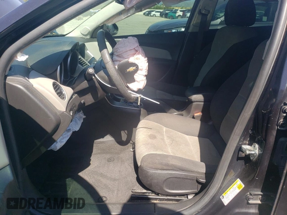 2015 Chevrolet Cruze LS z VIN 1G1PA5SG2F7278331, wystawiony jako Copart lot #52380075 z przebiegiem 138 848 mil mil oraz Szkoda całkowita • Salvage title. Historia ofert i sprzedaży dostępna na DreamBid. Obrazek 7.