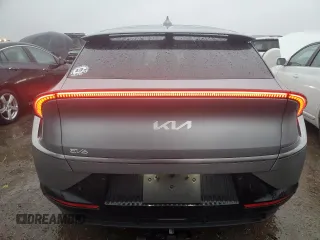 2022 Kia EV6 Wind z VIN KNDC3DLC9N5027015, wystawiony jako Copart lot #89115265 z przebiegiem 50 191 mil mil oraz Szkoda całkowita • Salvage title. Historia ofert i sprzedaży dostępna na DreamBid. Obrazek 6.