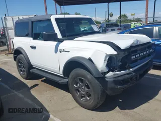 2021 Ford Bronco z VIN 1FMDE5AP9MLA72598, wystawiony jako IAAI lot #42153810 z przebiegiem 45 694 mil mil oraz . Historia ofert i sprzedaży dostępna na DreamBid. Obrazek 1.