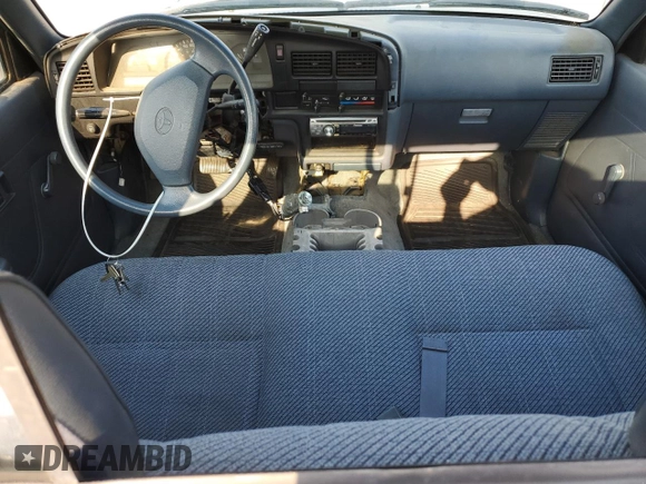 1994 Toyota Pickup DLX z VIN 4TARN81P6RZ225806, wystawiony jako Copart lot #41585065 z przebiegiem 138 719 mil mil oraz Czysty tytuł • Clean title. Historia ofert i sprzedaży dostępna na DreamBid. Obrazek 8.