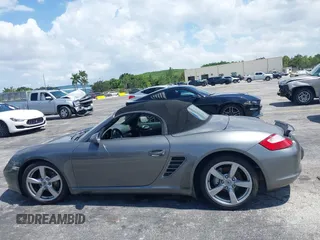 2007 Porsche Boxster z VIN WP0CA29877U710966, wystawiony jako IAAI lot #39794748 z przebiegiem 147 803 mil mil oraz . Historia ofert i sprzedaży dostępna na DreamBid. Obrazek 14.