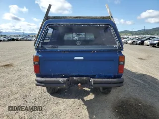 1983 Toyota Pickup z VIN JT4RN48D0D0062446, wystawiony jako Copart lot #59037805 z przebiegiem 157 999 mil mil oraz Czysty tytuł • Clean title. Historia ofert i sprzedaży dostępna na DreamBid. Obrazek 6.