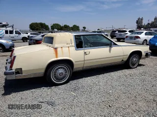 1985 Cadillac Eldorado z VIN 1G6EL5782FE675028, wystawiony jako Copart lot #57709655 z przebiegiem 63 347 mil mil oraz Tytuł czysty. Historia ofert i sprzedaży dostępna na DreamBid. Obrazek 3.