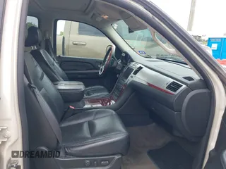 2009 Cadillac Escalade z VIN 1GYFK132X9R248668, wystawiony jako IAAI lot #42387096 z przebiegiem 164 464 mil mil oraz . Historia ofert i sprzedaży dostępna na DreamBid. Obrazek 5.