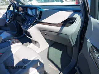 2017 Toyota Sienna XLE Auto Access Seat with VIN 5TDYZ3DC0HS833692, listed as a IAAI auction lot 41810308 with 112,806 mi miles. Bid and sale history available at carsss.com. Image 5.