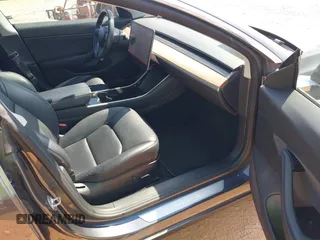 2018 Tesla Model 3 Long Range Battery z VIN 5YJ3E1EBXJF121183, wystawiony jako IAAI lot #42070712 z przebiegiem 71 823 mil mil oraz . Historia ofert i sprzedaży dostępna na DreamBid. Obrazek 5.