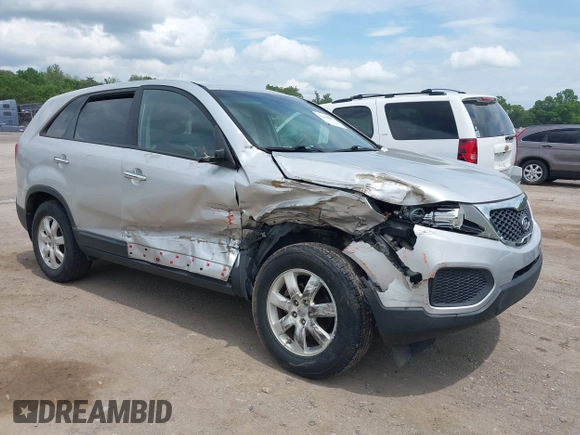 2012 Kia Sorento LX z VIN 5XYKT4A15CG232252, wystawiony jako IAAI lot #42168437 z przebiegiem 118 540 mil mil oraz . Historia ofert i sprzedaży dostępna na DreamBid. Obrazek 1.