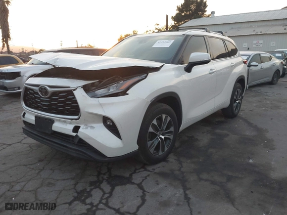 2020 Toyota Highlander XLE with VIN 5TDHZRAH8LS510065, listed as a IAAI auction lot 41252009 with 34,895 mi miles. Bid and sale history available at carsss.com. Image 2.