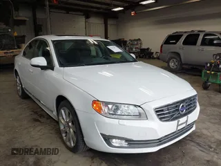 2015 Volvo S80 T6 Platinum z VIN YV1902MM0F1191397, wystawiony jako IAAI lot #42078672 z przebiegiem 63 718 mil mil oraz . Historia ofert i sprzedaży dostępna na DreamBid. Obrazek 1.