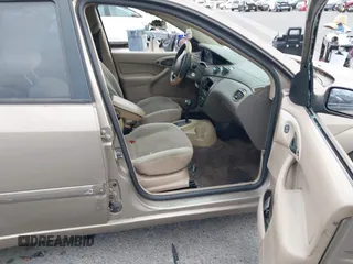 2003 Ford Focus SE z VIN 1FAFP34Z73W236474, wystawiony jako IAAI lot #39378102 z przebiegiem 183 280 mil mil oraz . Historia ofert i sprzedaży dostępna na DreamBid. Obrazek 5.
