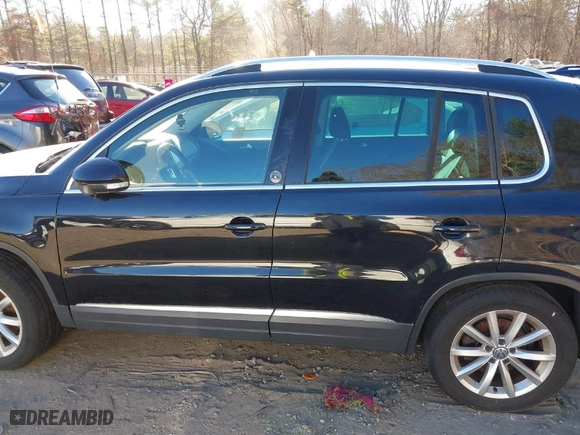 2017 Volkswagen Tiguan Wolfsburg Edition with VIN WVGSV7AX4HW511407, listed as a IAAI auction lot 41283078 with 73,318 mi miles. Bid and sale history available at carsss.com. Image 14.
