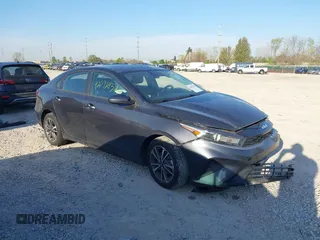 2022 Kia Forte LXS z VIN 3KPF24AD6NE500692, wystawiony jako IAAI lot #42092432 z przebiegiem 64 156 mil mil oraz . Historia ofert i sprzedaży dostępna na DreamBid. Obrazek 1.