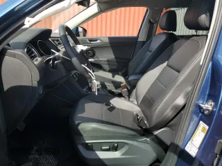 2020 Volkswagen Tiguan SE z VIN 3VV3B7AX2LM035055, wystawiony jako Copart lot #82392284 z przebiegiem 43 302 mil mil oraz Nie do naprawy • Non repairable. Historia ofert i sprzedaży dostępna na DreamBid. Obrazek 7.