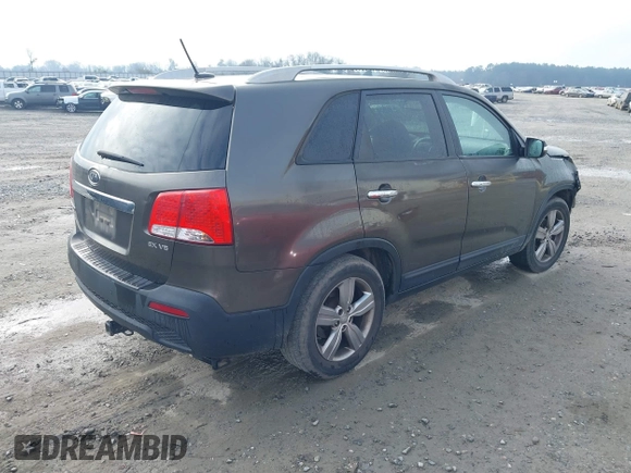 2012 Kia Sorento EX z VIN 5XYKU4A23CG302594, wystawiony jako IAAI lot #41644499 z przebiegiem 173 355 mil mil oraz . Historia ofert i sprzedaży dostępna na DreamBid. Obrazek 4.