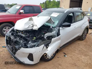 2024 Nissan Kicks SV z VIN 3N1CP5CVXRL553464, wystawiony jako IAAI lot #42034560 z przebiegiem 2441 mil mil oraz . Historia ofert i sprzedaży dostępna na DreamBid. Obrazek 2.