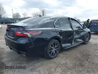 2023 Toyota Camry SE z VIN 4T1G11BK4PU096200, wystawiony jako IAAI lot #41888416 z przebiegiem 25 072 mil mil oraz . Historia ofert i sprzedaży dostępna na DreamBid. Obrazek 4.