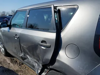 2017 Kia Soul with VIN KNDJN2A28H7495648, listed as a IAAI auction lot 41762986 with 83,968 mi miles. Bid and sale history available at carsss.com. Image 6.