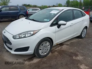 2015 Ford Fiesta S z VIN 3FADP4AJ2FM189449, wystawiony jako IAAI lot #42242667 z przebiegiem 107 570 mil mil oraz . Historia ofert i sprzedaży dostępna na DreamBid. Obrazek 2.