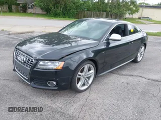 2009 Audi S5 z VIN WAURV78T99A033499, wystawiony jako IAAI lot #42323444 z przebiegiem 117 439 mil mil oraz . Historia ofert i sprzedaży dostępna na DreamBid. Obrazek 2.