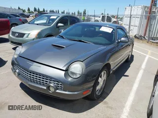 2003 Ford Thunderbird Deluxe z VIN 1FAHP60AX3Y109880, wystawiony jako IAAI lot #42336922 z przebiegiem 213 477 mil mil oraz . Historia ofert i sprzedaży dostępna na DreamBid. Obrazek 2.