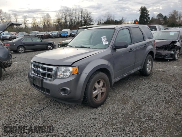 2009 Ford Escape XLS z VIN 1FMCU92759KB19563, wystawiony jako Copart lot #86012594 z przebiegiem 98 615 mil mil oraz Czysty tytuł • Clean title. Historia ofert i sprzedaży dostępna na DreamBid. Obrazek 1.