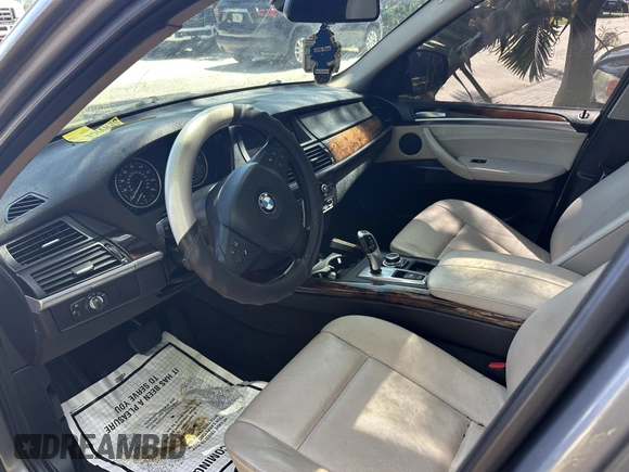 2013 BMW X5 xDrive35i z VIN 5UXZV4C56D0G52619, wystawiony jako IAAI lot #41990893 z przebiegiem 107 080 mil mil oraz . Historia ofert i sprzedaży dostępna na DreamBid. Obrazek 5.