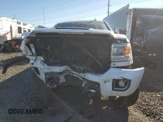 2019 GMC Sierra 3500HD Denali z VIN 1GT42WEY4KF241556, wystawiony jako Copart lot #42368875 z przebiegiem Nie podano mil oraz Szkody całkowita. Historia ofert i sprzedaży dostępna na DreamBid. Obrazek 5.