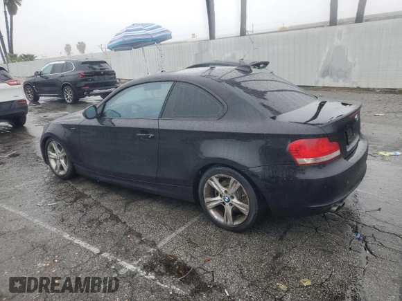 2011 BMW 1 Series 128i z VIN WBAUP9C56BVL89657, wystawiony jako Copart lot #45222005 z przebiegiem 164 686 mil mil oraz Szkody całkowita. Historia ofert i sprzedaży dostępna na DreamBid. Obrazek 2.