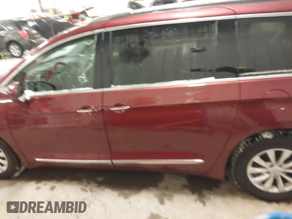 2018 Chrysler Pacifica Touring L Plus z VIN 2C4RC1EG5JR227511, wystawiony jako IAAI lot #41344075 z przebiegiem 86 860 mil mil oraz . Historia ofert i sprzedaży dostępna na DreamBid. Obrazek 14.