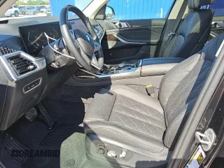 2024 BMW X7 xDrive40i z VIN 5UX23EM07R9V08996, wystawiony jako Copart lot #56997025 z przebiegiem 27 719 mil mil oraz Tytuł czysty. Historia ofert i sprzedaży dostępna na DreamBid. Obrazek 7.