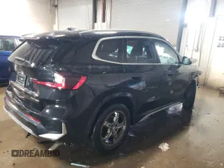 2023 BMW X1 xDrive28i z VIN WBX73EF01P5W08250, wystawiony jako Copart lot #51334855 z przebiegiem 32 687 mil mil oraz Szkody całkowita. Historia ofert i sprzedaży dostępna na DreamBid. Obrazek 3.
