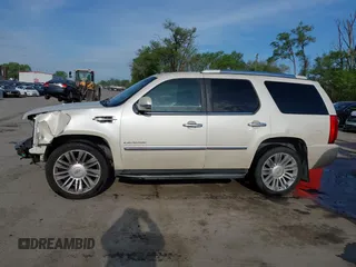 2010 Cadillac Escalade Luxury z VIN 1GYUKBEF6AR122941, wystawiony jako IAAI lot #42081463 z przebiegiem 172 876 mil mil oraz . Historia ofert i sprzedaży dostępna na DreamBid. Obrazek 15.