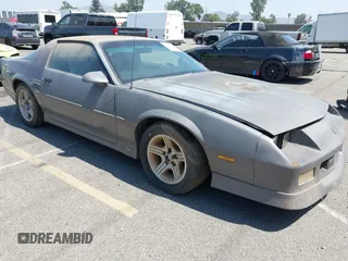 1989 Chevrolet Camaro z VIN 1G1FP21E6KL115613, wystawiony jako IAAI lot #42483756 z przebiegiem 68 983 mil mil oraz . Historia ofert i sprzedaży dostępna na DreamBid. Obrazek 1.