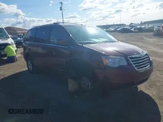 2008 Chrysler Town & Country Touring z VIN 2A8HR54P68R709300, wystawiony jako IAAI lot #42011288 z przebiegiem 175 793 mil mil oraz . Historia ofert i sprzedaży dostępna na DreamBid. Obrazek 1.