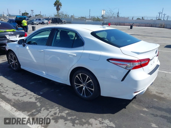 2020 Toyota Camry SE z VIN 4T1G11AK2LU970118, wystawiony jako IAAI lot #41950188 z przebiegiem 11 171 mil mil oraz . Historia ofert i sprzedaży dostępna na DreamBid. Obrazek 3.