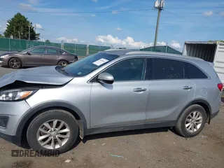 2018 Kia Sorento LX with VIN 5XYPGDA3XJG427112, listed as a IAAI auction lot 40303681 with 170,443 mi miles. Bid and sale history available at carsss.com. Image 14.