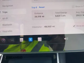 2020 Tesla Model 3 Long Range z VIN 5YJ3E1EB5LF801592, wystawiony jako IAAI lot #42096859 z przebiegiem 68 002 mil mil oraz . Historia ofert i sprzedaży dostępna na DreamBid. Obrazek 7.