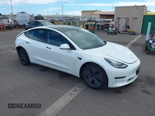 2021 Tesla Model 3 Standard Range Plus z VIN 5YJ3E1EA0MF850563, wystawiony jako IAAI lot #40730595 z przebiegiem 43 136 mil mil oraz . Historia ofert i sprzedaży dostępna na DreamBid. Obrazek 1.