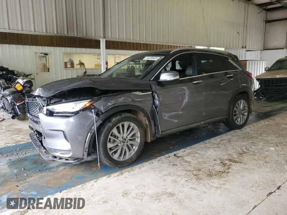 2023 Infiniti QX50 Luxe z VIN 3PCAJ5BA7PF103254, wystawiony jako Copart lot #54495665 z przebiegiem 51 514 mil mil oraz Szkoda całkowita • Salvage title. Historia ofert i sprzedaży dostępna na DreamBid. Obrazek 1.