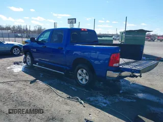 2018 Ram 1500 Express z VIN 1C6RR6KT7JS160672, wystawiony jako IAAI lot #41717485 z przebiegiem 141 712 mil mil oraz . Historia ofert i sprzedaży dostępna na DreamBid. Obrazek 3.