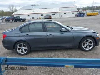 2015 BMW 3 Series 328i xDrive с VIN WBA3B5G52FNS14325, выставлен на аукционе IAAI как лот 42095241 с пробегом 95 726 миль миль и . История ставок и продаж доступна на DreamBid. Изображение 13.