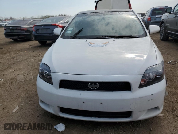2008 Scion tC Spec z VIN JTKDE167980234431, wystawiony jako Copart lot #54694025 z przebiegiem 130 319 mil mil oraz Szkoda całkowita • Salvage title. Historia ofert i sprzedaży dostępna na DreamBid. Obrazek 5.