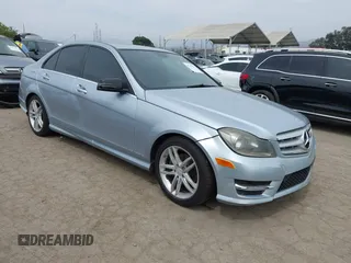 2013 Mercedes-Benz C 250 Sport z VIN WDDGF4HBXDR242506, wystawiony jako IAAI lot #42379672 z przebiegiem 127 172 mil mil oraz . Historia ofert i sprzedaży dostępna na DreamBid. Obrazek 1.
