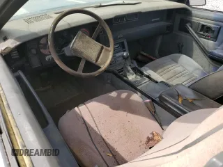 1987 Chevrolet Camaro z VIN 1G1FP21H6HL111063, wystawiony jako Copart lot #59387995 z przebiegiem 63 289 mil mil oraz Czysty tytuł • Clean title. Historia ofert i sprzedaży dostępna na DreamBid. Obrazek 8.