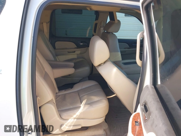 2008 Chevrolet Suburban LTZ z VIN 1GNFK163X8R196314, wystawiony jako IAAI lot #42127143 z przebiegiem 119 598 mil mil oraz . Historia ofert i sprzedaży dostępna na DreamBid. Obrazek 8.