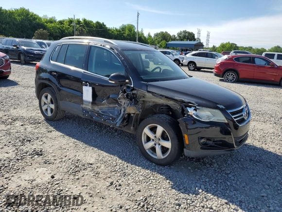 2010 Volkswagen Tiguan Wolfsburg Edition z VIN WVGAV7AX2AW527803, wystawiony jako Copart lot #55920475 z przebiegiem 107 682 mil mil oraz Szkoda całkowita • Salvage title. Historia ofert i sprzedaży dostępna na DreamBid. Obrazek 4.