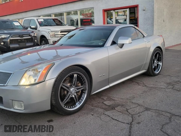 2004 Cadillac XLR z VIN 1G6YV34A945601816, wystawiony jako Copart lot #50757205 z przebiegiem 182 078 mil mil oraz Tytuł czysty. Historia ofert i sprzedaży dostępna na DreamBid. Obrazek 2.
