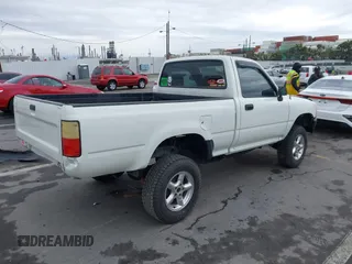 1992 Toyota Pickup z VIN 4TARN81A0NZ008256, wystawiony jako IAAI lot #41766264 z przebiegiem 278 220 mil mil oraz . Historia ofert i sprzedaży dostępna na DreamBid. Obrazek 4.