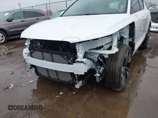 2024 Volvo XC40 Plus Bright Theme z VIN YV4L12UEXR2202130, wystawiony jako IAAI lot #41876910 z przebiegiem 15 997 mil mil oraz . Historia ofert i sprzedaży dostępna na DreamBid. Obrazek 6.
