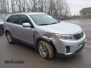 2015 Kia Sorento LX with VIN 5XYKTCA65FG632435, listed as a IAAI auction lot 41663787 with 126,722 mi miles. Bid and sale history available at carsss.com. Image 1.